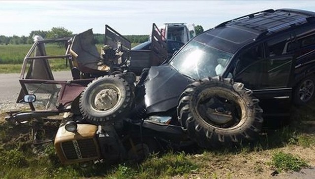 Tak napisał na facebooku Włodzimierz Cimoszewicz: To auto uratowało mi dzisiaj życie. Kierowca traktora gwałtownie zajechał mi drogę. Na szczęście , także on i jego żona są tylko poturbowani.