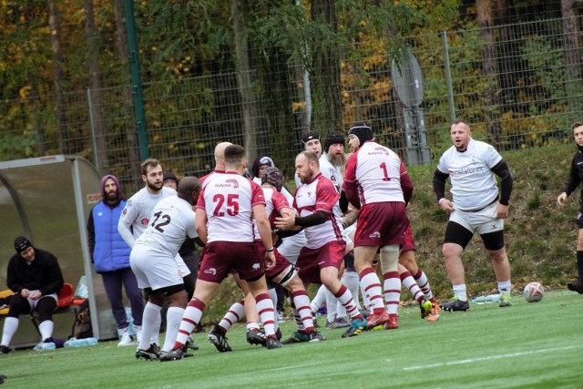 Białostoccy rugbyści (biało-czerwone stroje) rozgromili Legię Warszawa