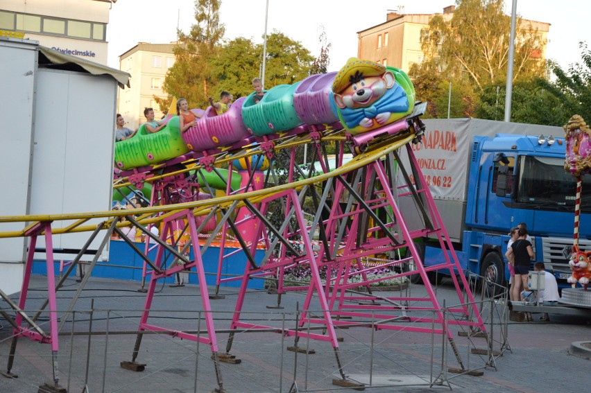 Rollercoaster się chwieje! Rodzice, strzeżcie dzieciaki