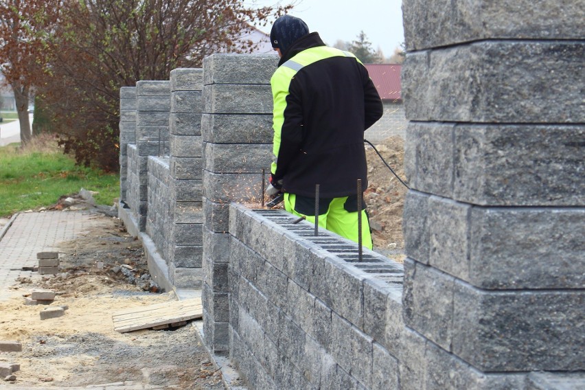 Budują nowy mur kościelny w Bebelnie w gminie Włoszczowa. Zobacz zdjęcia z postępu prac