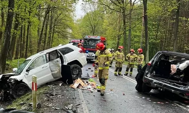 Zginęły dwie osoby, w tym dziecko. Droga jest całkowicie zablokowana