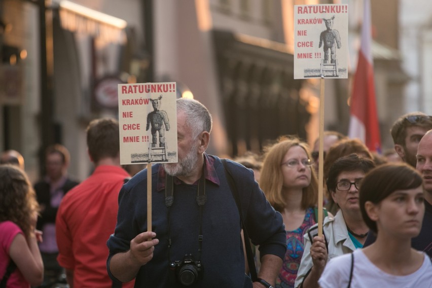 Protest ze zniczami i Konstytucją w rękach [ZDJĘCIA, WIDEO]