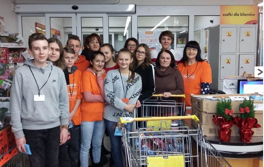 Wolontariusze z Piekoszowa zebrali 458 kilogramów żywności! Będzie pomoc dla seniorów z gminy (ZDJĘCIA)