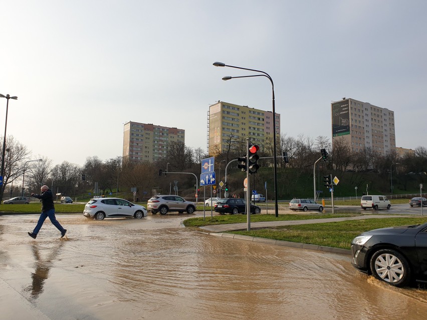 Lublin: Mieszkańcy Czechowa i Sławinka bez wody. Duża awaria magistrali przy al. Kompozytorów Polskich 