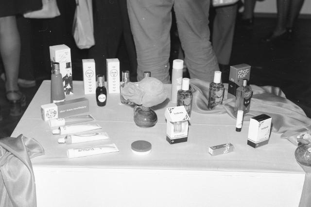 W PRL-u ogólnie dostępne były jedynie perfumy polskich marek. Na zdjęciu: ekspozycja perfum i kremów; wystawa produktów firmy Pollena-Uroda (1974)