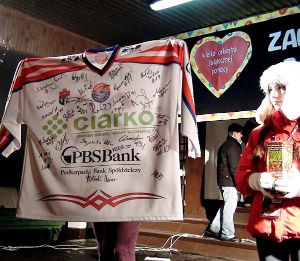 Jednym z bardziej oryginalnych gadżetów licytowanych w trakcie finałowego koncertu była koszulka hokejowa z podpisami zawodników drużyny KH Ciarko Sanok.