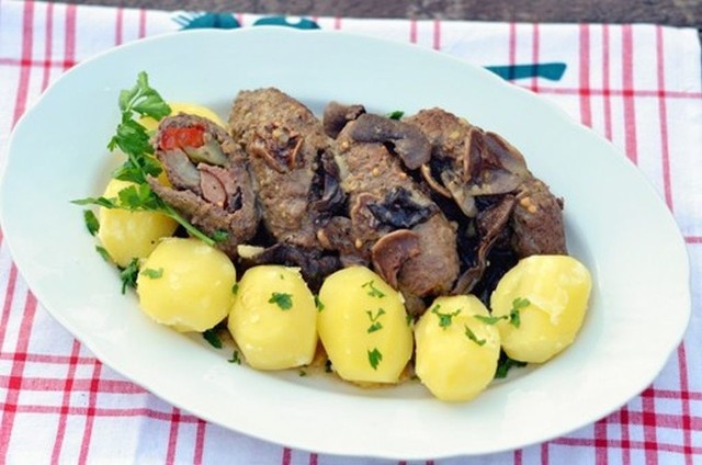 Zrazy wołowe to jedna z tradycyjnych potrwa kuchni polskiej.