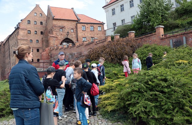 Wycieczkę po starówce Grudziądza swoim uczniom zorganizowała Agnieszka Lewandowska, wychowawczyni klasy II B ze Szkoły Podstawowej nr 16 w Grudziądzu. Małych turystów oprowadził przewodnik PTTK Grzegorz Machaj. Zwiedzając Rynek Główny, oczywiście nie obyło się bez wizyty w lodziarni.