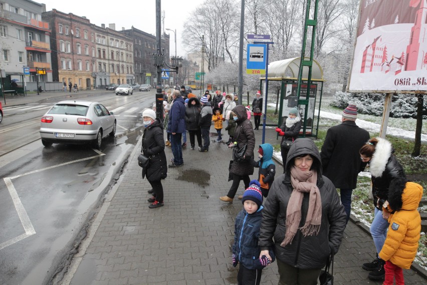 Mikołajkowy tramwaj z prezentami jeździ po Metropolii....