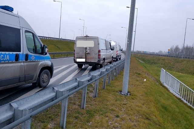 Funkcjonariusze z Wydziału Ruchu Drogowego Komendy Miejskiej Policji w Łodzi zatrzymali kierującego Mercedesem Sprinterem, który na autostradzie A1 holował pojazd dostawczy i jechał stwarzając zagrożenie dla innych uczestników ruchu drogowego. 32-latek miał dożywotni zakaz prowadzenia pojazdów mechanicznych.Fot. Policja