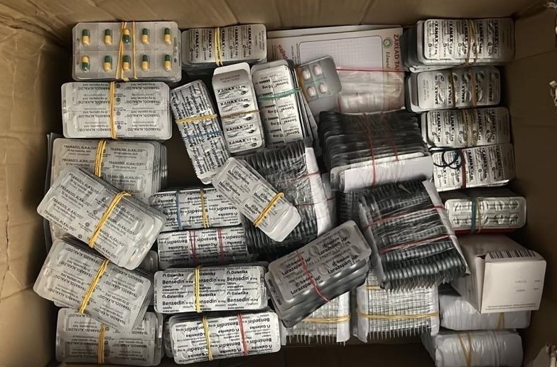 Straż Graniczna rozbiła dolnośląski kanał przemytniczy substancji psychotropowych do USA. Skonfiskowano 50 tysięcy tabletek
