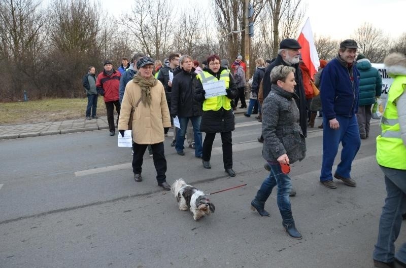 Protest na Swojczyckiej i Kowalskiej. Kilkadziesiąt osób blokowało ulice (ZDJĘCIA)