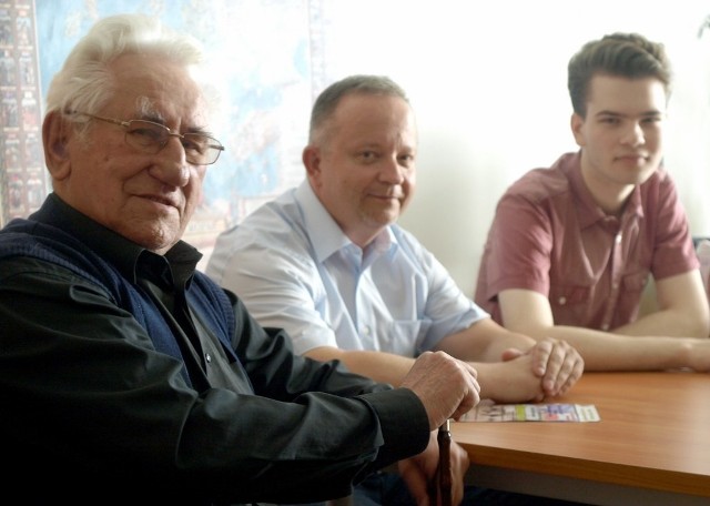 - Mądrość, to nie to, co już wiemy, lecz to, co jeszcze chcemy wiedzieć - podkreśla 81-letni Edward Bielacki (pierwszy z lewej). Obok dr Dariusz Magierek z Politechniki Koszalińskiej oraz Michał Tuszyński.