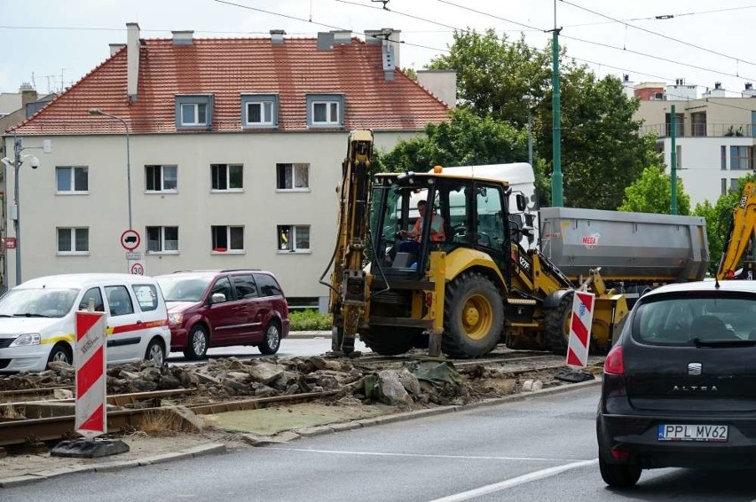 Trwa naprawa nawierzchni torowej na łuku w ciągu ciągu ulicy...