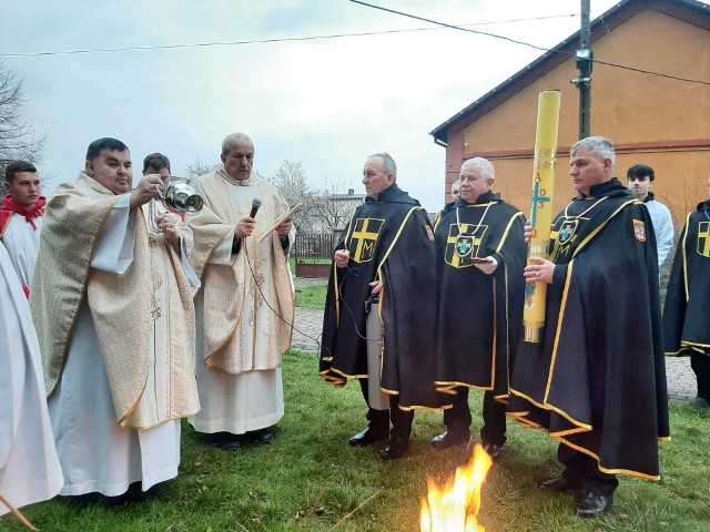 Liturgia Wigilii Paschalnej w parafii pod wezwaniem Najświętszej Maryi Panny w Kazimierzy Małej.