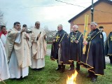 Liturgia Wigilii Paschalnej w parafii Kazimierza Mała. Uroczystości rozpoczęły się przy ogniu przed kościołem. Zobaczcie zdjęcia