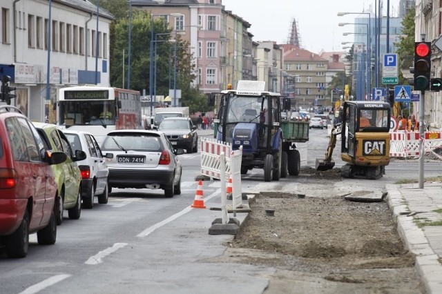 Podczas prac na ulicy Ozimskiej okazało się, że gazociąg jest w katastrofalnym stanie. Wszystkie utrudnienia mają się tu skończyć we wrześniu, ale kiedy dokładnie - nie wiadomo.