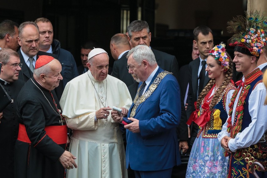 Papież odbiera klucze do bram miasta