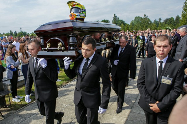 Całe środowisko było w szoku. W maju tego roku w wyniku upadku na torze w Rybniku zmarł Krystian Rempała, żużlowiec Unii Tarnów.Urodził się 1 kwietnia 1998 roku. Piąty zawodnik z klanu Rempałów. Do egzaminu na licencję żużlowca podszedł w wieku 15 lat. Zdał za pierwszym razem. W poważnym ściganiu zaistniał w sezonie 2015. Niedawno podpisał nowy kontrakt z Unią Tarnów. W czerwcu 2014 r. spełniło się największe marzenie taty Krystiana: wystartowali razem w jednym biegu, w jednej drużynie. Wygrali.Krzesło w parku maszyn ustawiał tak, że siedząc na nim, widział tylko ścianę swojego boksu. To pomagało mu się skupić, skoncentrować na tym, co ma za chwilę zrobić - pojechać jak najlepiej i zdobyć jak najwięcej punktów dla swojej drużyny. Potrafił objechać Taia Woffindena i Grega Hancocka, największe gwiazdy żużla. A i tak nie był z siebie do końca zadowolony. Bo to mógł zrobić lepiej, tamto poprawić. Ambitny. Wysoko, coraz wyżej i wyżej stawiał sobie poprzeczkę.W żyłach Krystiana płynęła żużlowa krew. To oklepany frazes. Ale w jego przypadku po prostu prawdziwy. No bo które dziecko, mając zaledwie dwa latka, jeździ samodzielnie na dwukołowym rowerku? A jaki 3,5-latek daje sobie radę z yamahą, dziecięcą co prawda, potrafi poderwać maszynę i stanąć na jednym kole?W rodzinie Rempałów jeżdżą wszsycy. Krystian miał smykałkę nie tylko do żużla, ale do sportu w ogóle. Za co się wziął, świetnie mu szło. Narty pierwszy raz przypiął do nóg i od razu złapał balans. Potrafił jeździć na łyżwach, na snowboardzie. Brał udział w turniejach. I zajmował dobre miejsca. Latem z siostrą jeździł na rolkach, na rowerze, grał w koszykówkę, w tenisa.- To był taki aniołek, kulturalny, grzeczny... I strasznie mnie kochał... - mówi mama Krystiana, ale łzy i wzruszenie ściskają jej gardło.Inteligentny, dobry. Jej ukochany synek. Niedawno przeglądała jego IPhone’a. Zapisywał w nim sobie różne cytaty, mądre zdania. Poszukiwał wzoru do naśladowania, czegoś, co by go inspirowało. Był uzdolniony artystycznie. Pięknie rysował. Ładnie śpiewał. Grał na gitarze.- Lubił dobrze wyglądać, ładnie się ubrać, dbał o siebie - mówi Martyna. - Nosił długie włosy. Czasem go naszło, żeby je trochę skrócić. Jak obciął, to później żałował. I zapuszczał od nowa. Mówił: zapuszczę takie jak ma Dakota. North, australijski żużlowiec, był jego największym idolem.Krystian marzył o podróży do Stanów Zjednoczonych, koniecznie chciał sobie zrobić zdjęcie pod tym wielkim napisem Hollywood. Niedawno zdał egzamin teoretyczny na prawo jazdy. We wtorek, po meczu w Rybniku, miał zdawać egzamin praktyczny...Martyna Rempała "Nie Tak Miało Być"źródło: Tarnowskie Media sp. z o.o.