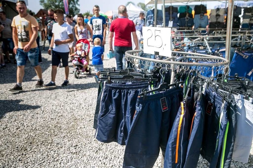 Niedziela na giełdzie samochodowej w Krakowie [ZDJĘCIA]