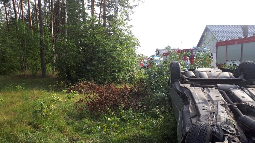 Auto znajdowało się na poboczu drogi i leżało na dachu. Do...