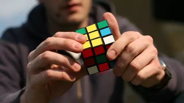Zobacz 5 aplikacji, które pomogą ci w nauce układania Kostki Rubika.