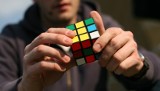 Chcesz nauczyć się łatwo układać Kostkę Rubika? Zobacz 5 najlepszych aplikacji, które ci w tym pomogą. Dowiedz się, jak ułożyć