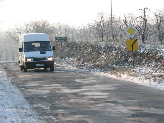 Asfalt na drodze Klimontów &#8211; Obrazów jest już w fatalnym stanie.