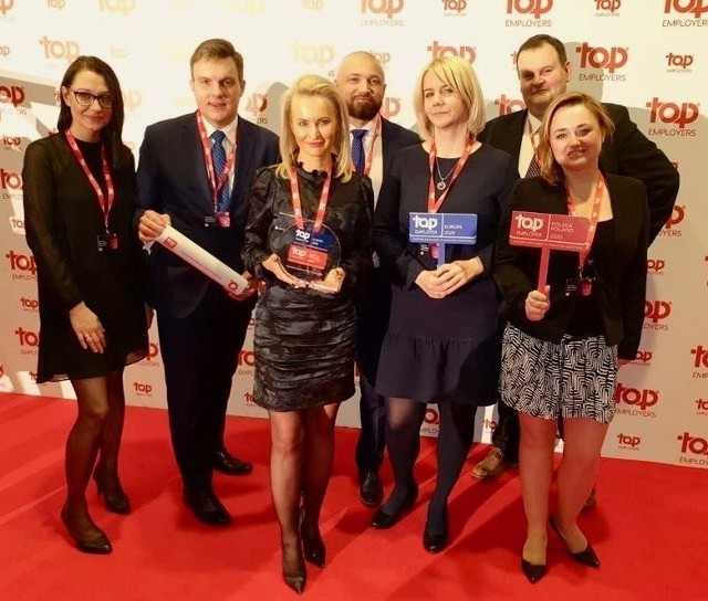 Reprezentanci Faureci, która została uznana przez Top Employers Institut za pracodawcę o wysokich standardach, od lewej: Ilona Malczewska, Bartosz Jóźwik, Magdalena Smolarska, Dawid Dumiszewski, Monika Konopka, Łukasz Kołtunowicz, Małgorzata Konsewicz.