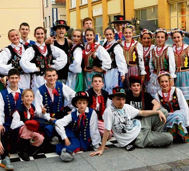 Członkowie ZPiT "Dobczyce" i tancerze uliczni w Olsztynie