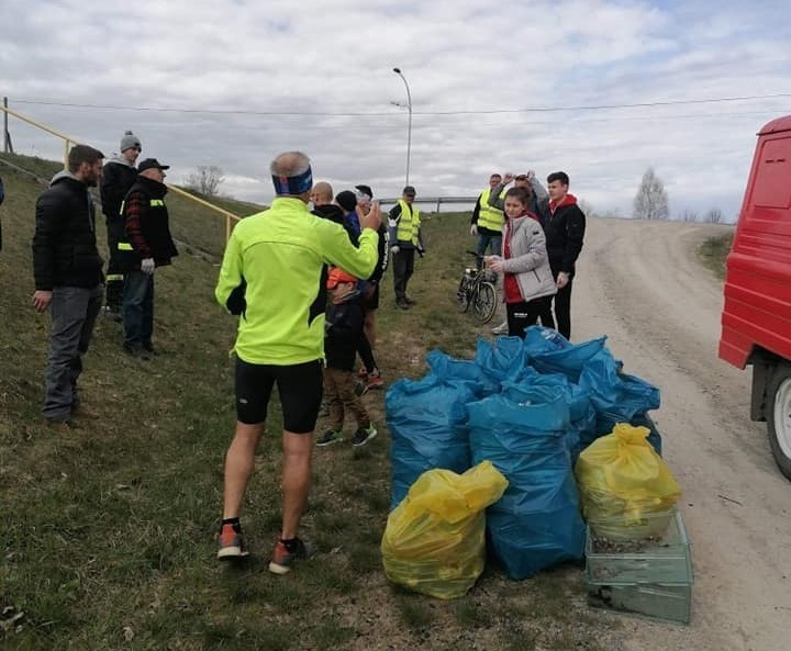 Już po wielkim sprzątaniu gminy Gorzyce. Podziękowaniem dla mieszkańców będą sadzonki drzew i krzewów (ZDJĘCIA)