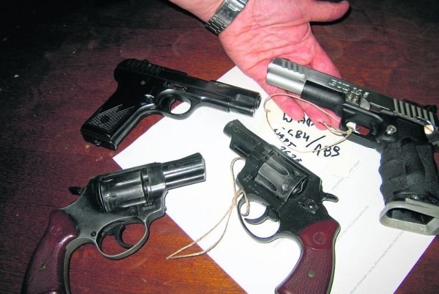 Te pistolety i rewolwery zostały odebrane osobom, które popełniły przestępstwa i zostały skazane.