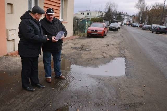 Osiedlowi działacze walczą o chodnik przy ulicy Nowej na Szwederowie. Na zdjęciu: Bogusław Deja i Joachim Hinze