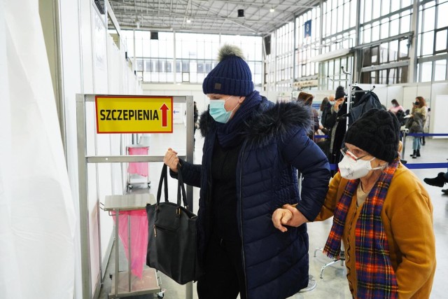 Skutki uboczne szczepienienia. W woj. śląskim do tej pory potwierdzono ponad 530 niepożądanych odczynów poszczepiennych. Jakie objawy wystąpiły u zaszczepionych? Zobacz listę. Zobacz kolejne zdjęcia/plansze. Przesuwaj zdjęcia w prawo - naciśnij strzałkę lub przycisk NASTĘPNE