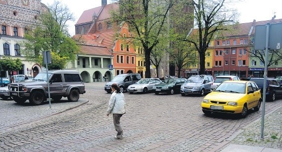 Na ulicy Kramarskiej powinno być miejsce na przejazd aut w obie strony. Ale nie ma. Nie jest też łatwo zawrócić.