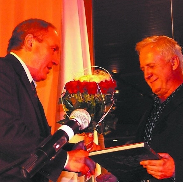 Pianista Waldemar Malicki (z prawej) dostarczył samorządowcom porcję doskonałej rozrywki.