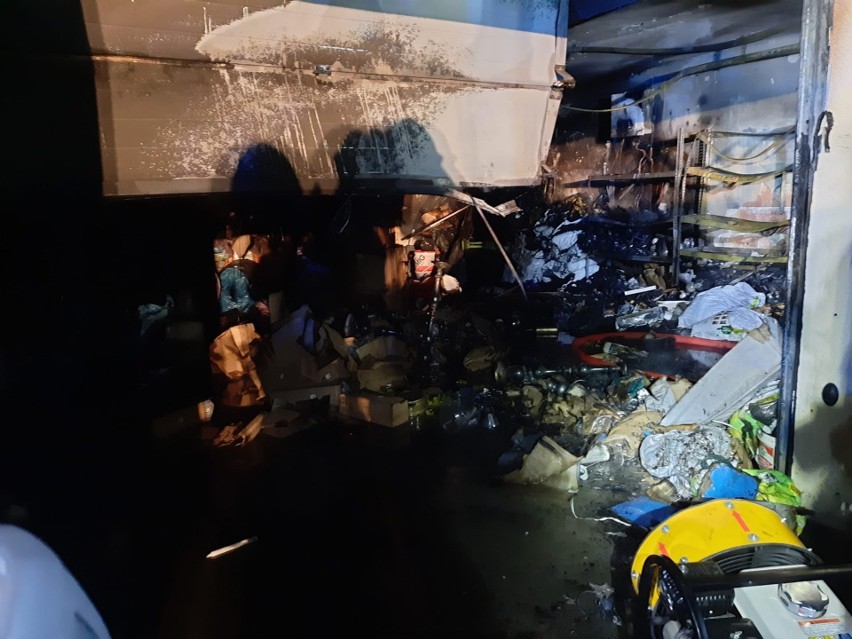Pożar w Woliczce koło Rzeszowa. W przydomowym garażu spłonęły dwa samochody. W budynku nie było lokatorów [ZDJĘCIA]