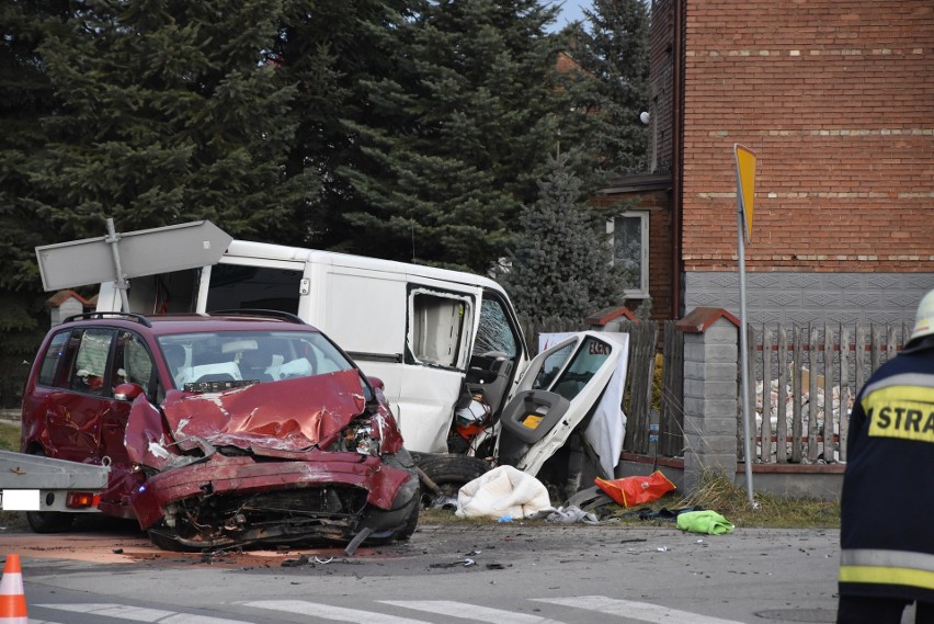 Wola Rzędzińska. Poważny wypadek drogowy. Dwie osoby ranne, świadkowie twierdzą, że trzecia zbiegła z miejsca zdarzenia [ZDJĘCIA]