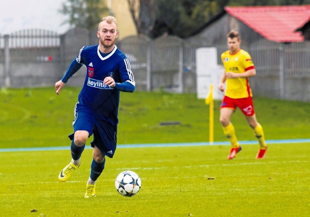 Dominik Lemanek z Olimpii Zambrów (z piłką) był bohaterem spotkania w Puławach. Pomocnik Olimpii zdobył przepiękną bramkę na 1:0 i zaliczył asystę przy zwycięskim trafieniu na 2:1.