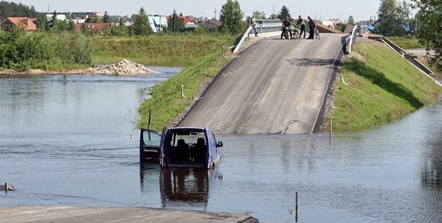 - Woda zalała silnik. Auto nadaje się w zasadzie do kasacji - denerwuje się Eugeniusz Pikus