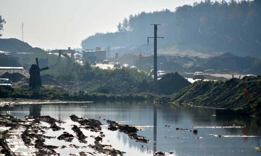 Budowa S17 między Kurowem a węzłem Lubelska. Maszyna układa beton non-stop [DUŻO ZDJĘĆ]