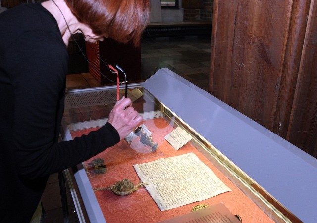 W Muzeum Historii Szczecina w Ratuszu Staromiejskim możemy oglądać najstarsze potwierdzenie aktu lokacji. - To dokument z 1293 roku potwierdzający wcześniejsze nadanie z 1243 roku - mówi dr Bogdana Kozińska z MHS. 
