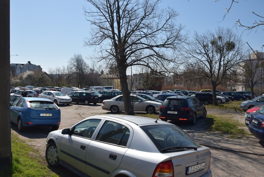 Ten parking między ul. Siemiradzkiego i Mickiewicza na...