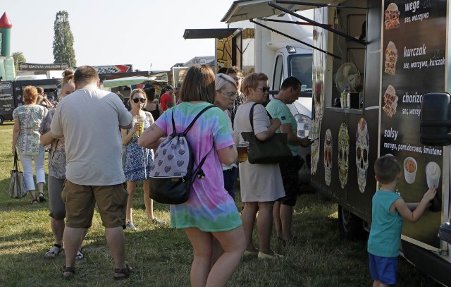 Na Błoniach Nadwiślańskich w Grudziądzu stanęło kilkanaście food trucków. Serwują m.in. egzotyczne dania rodem z różnych stron świata. Smacznego!