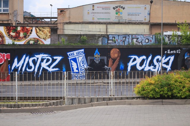 Na jednej ze ścian przy ulicy Hetmańskiej znów pojawił się niezwykły mural nawiązujący do aktualnych wydarzeń. Ponownie za dzieło odpowiada poznański artysta Kawu. Tym razem bohaterem muralu jest Lech Poznań. Mural poświęcony Kolejorzowi powstał także na Os. Czecha. Przedstawia on lokomotywę.Kolejne zdjęcie --->