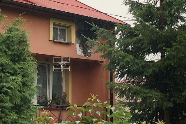 Do poważnego incydentu doszło w miejscowości Nosów w gminie Waśniów w powiecie ostrowieckim, gdzie w czasie burzy piorun uderzył w elewację budynku.  Więcej na kolejnych zdjęciach.
