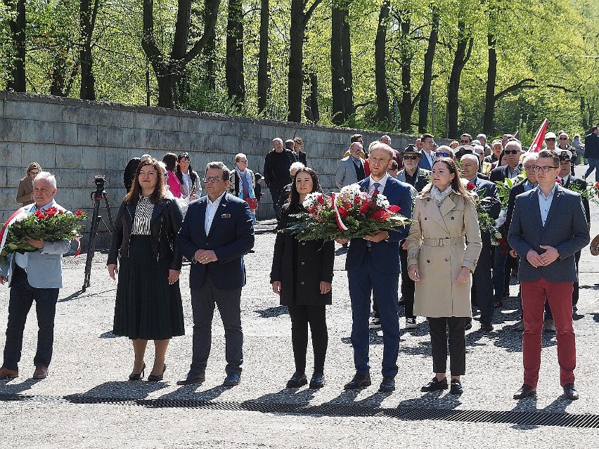 Kwiaty przed pomnikiem Czynu Rewolucyjnego.