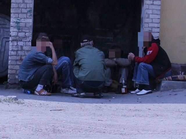 Mieszkańcy dokumentują libacje alkoholowe pod ich oknami.