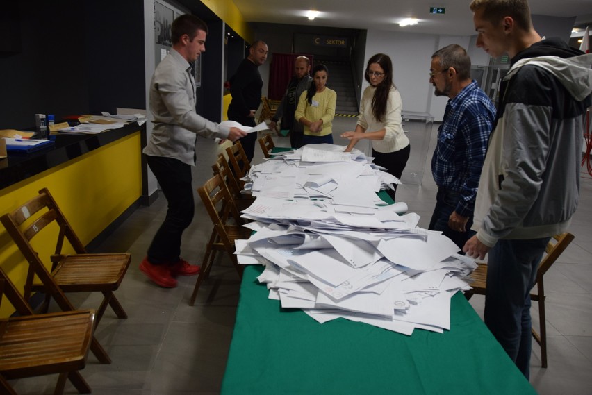 Wybory samorządowe 2018. W Tarnowie liczą głosy, oddane na prezydenta i radnych [ZDJĘCIA]