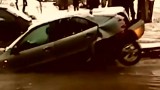 Pomoc drogowa w Rosji. Chcieli pomóc, rozerwali auto na strzępy (wideo)